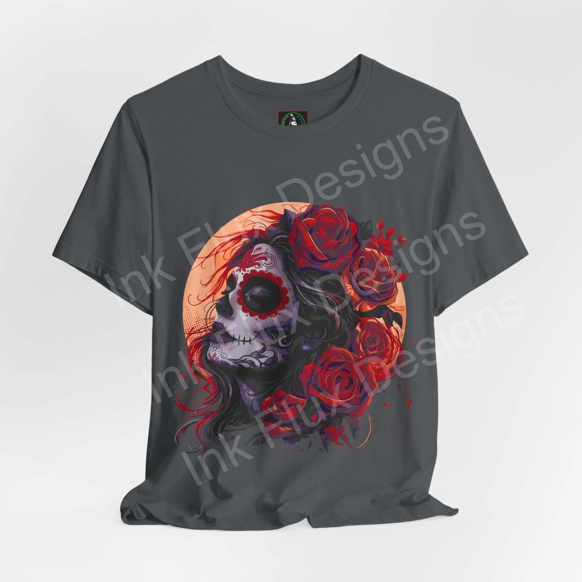 Day of the Dead-themed graphic tee featuring a skull with red roses on a charcoal T-shirt, ideal for DÃa de Muertos celebrations.